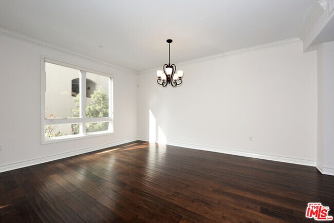 Building Photo - 2347 Fox Hills Dr