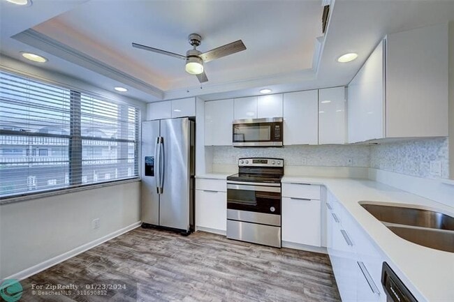 Building Photo - 4401 Martinique Ct