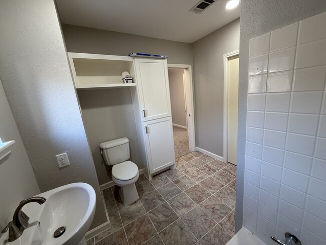 Building Photo - 1554 Scharpe St