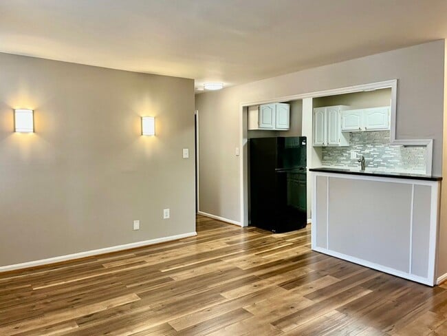 Building Photo - Columbia Heights| 3Bd 1Bth | Top Floor | F...