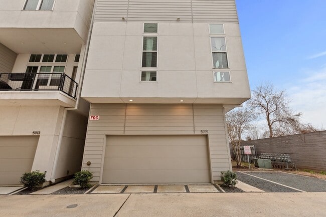 Building Photo - 5915 E Post Oak Ln