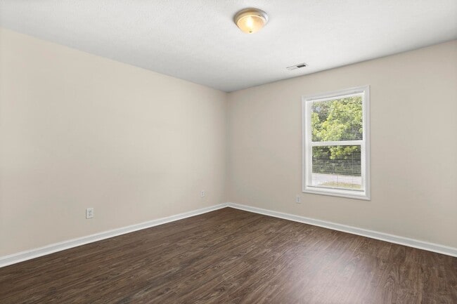 Building Photo - Minutes to Back Gate of Camp Lejeune!