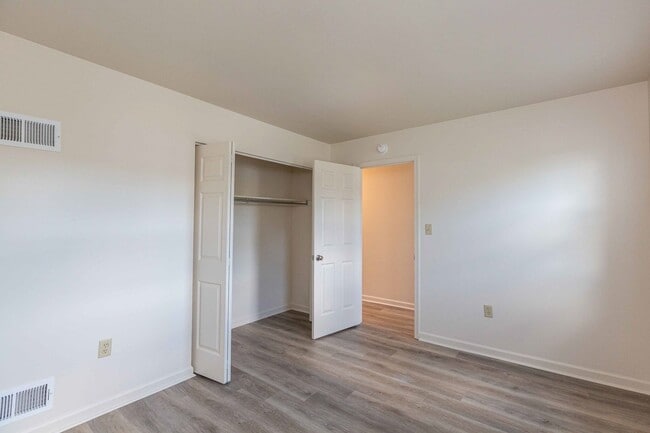 Building Photo - Updated Townhouse with Deck, Basement, New...