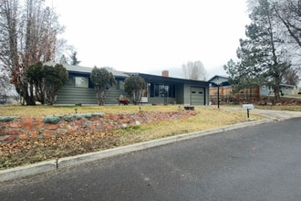 Building Photo - Charming 3BR/2.5BA Home with Fenced Yard in NE Madras - PENDING APPLICATION