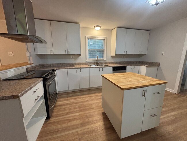Building Photo - Updated & Move-In Ready in SE Columbia!