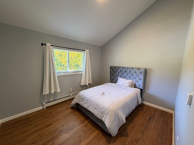 Building Photo - 3 Bedroom 2.5 Bath Home with 2 Car Garage ...
