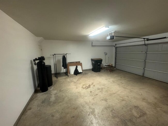 Building Photo - 150 Summer Pointe