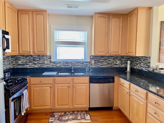 Building Photo - 3BD/3.5 Condo with Garage & Backyard in Shadowlawn! Blocks to the Beach! AVAILABLE NOW!
