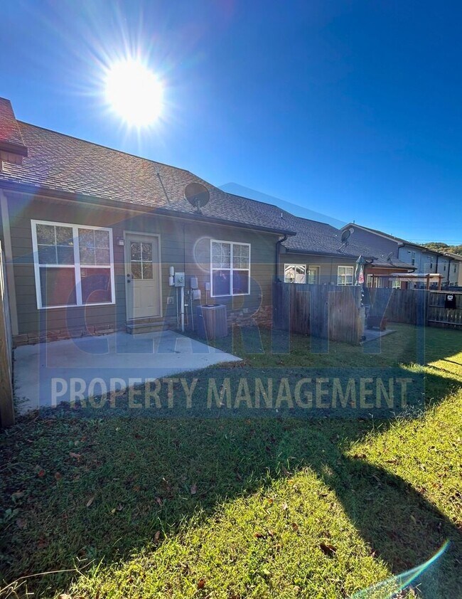 Building Photo - Single-level two bedroom townhome!