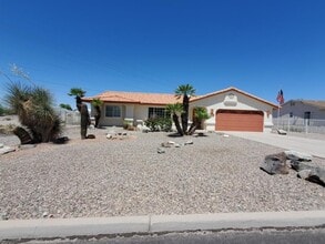 Building Photo - GREAT FURNISHED HOME WITH SIDE PARKING!