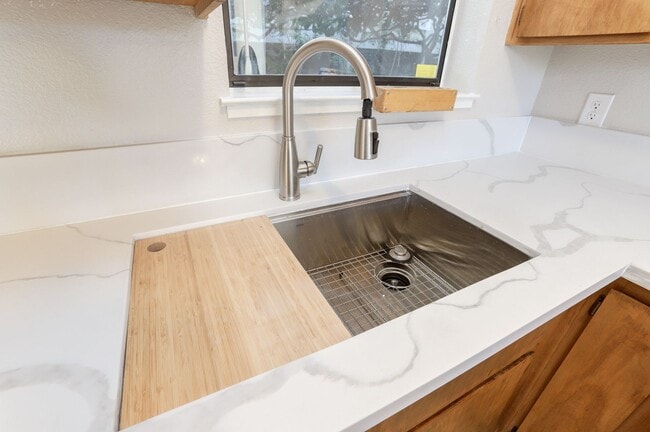 Building Photo - Sunny Potrero Hill 3BR / 1BA Townhome | Private Yard | YouTube Tour