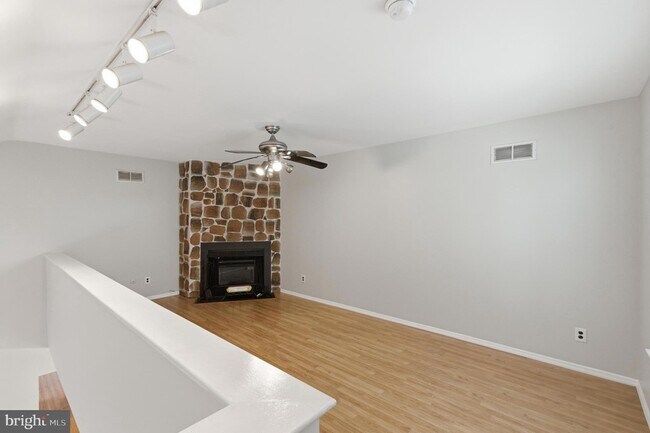 Building Photo - 321B Delancey Pl