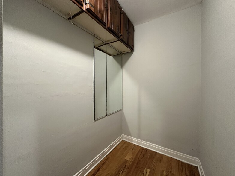 Building Photo - 515 W Melrose St