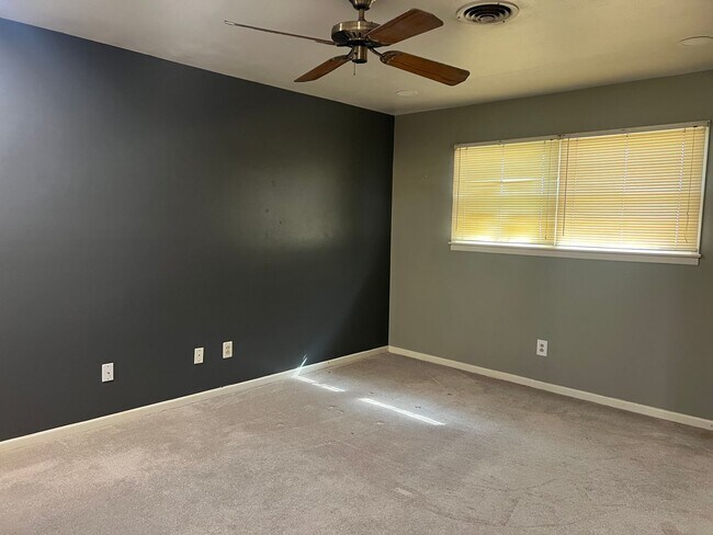 Building Photo - 3 bed 2 bath Move In Ready!