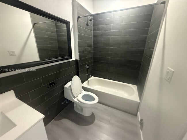 Building Photo - 853 E 24th St