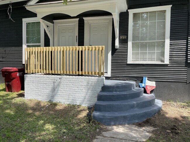 Building Photo - 112 Yates St