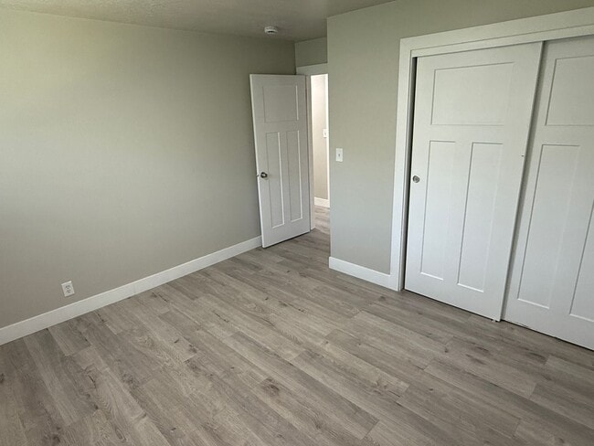 Building Photo - Olympus Cove Five Bedroom Rambler; Amazing...