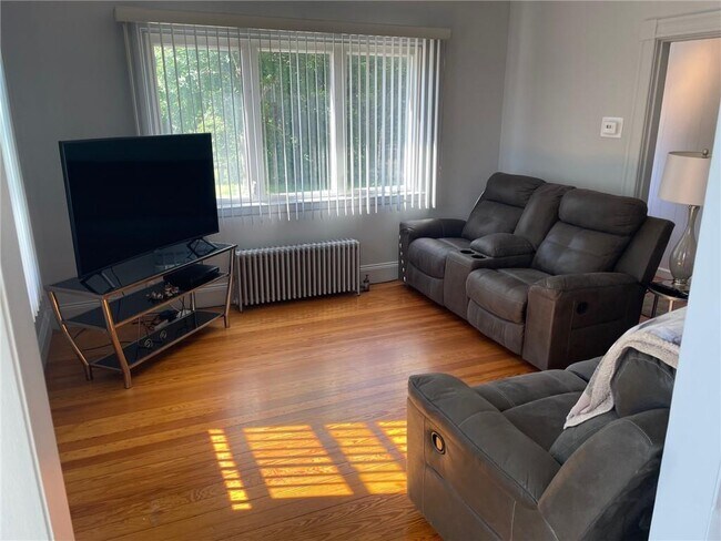 Building Photo - 11 Isabella Ave