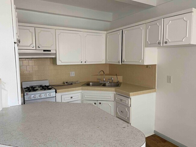 Kitchen - 1640 N Hobart Blvd