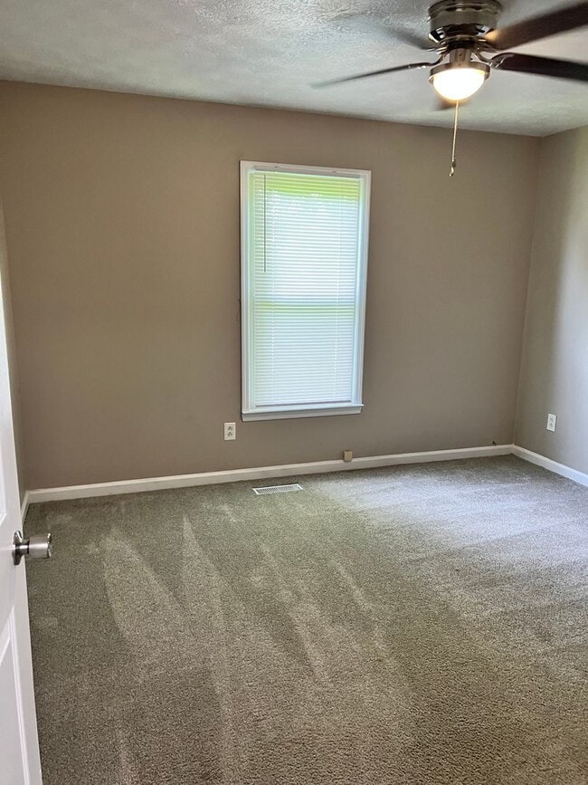 Building Photo - 3 Bedroom Home close to I24