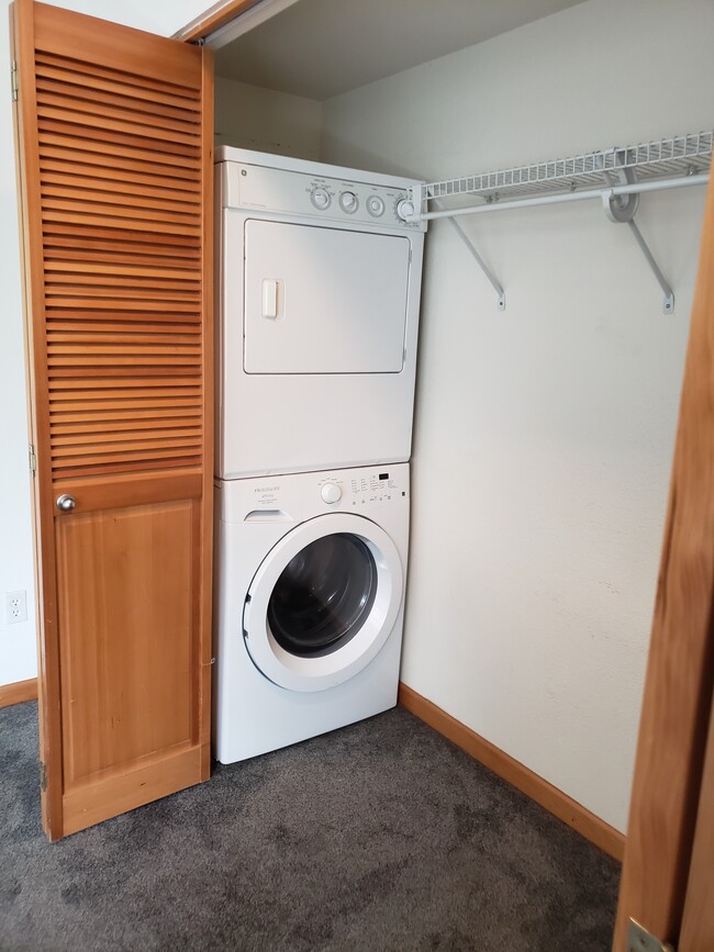 Washer-dryer - 606 NW Naito Pky