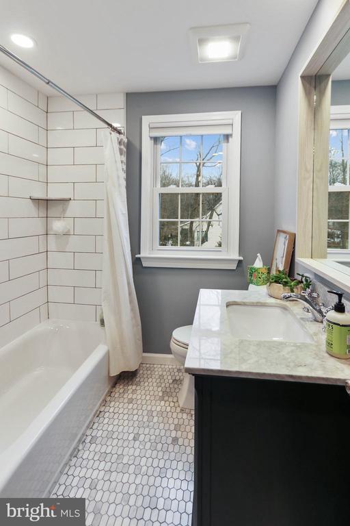 Building Photo - 10 Boulder Brook Dr