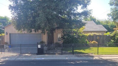 Building Photo - Charming 3 bedroom Duplex Close to Doctors Hospital