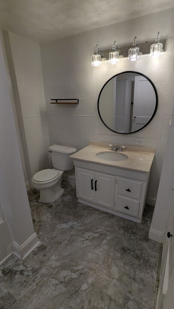 Building Photo - Charming 3-bedroom, 1.5-bathroom home located in the heart of Akron