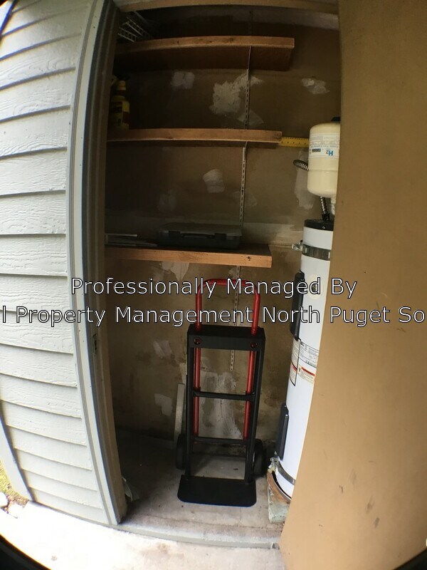 Building Photo - 4717 W Lake Sammamish Pkwy SE