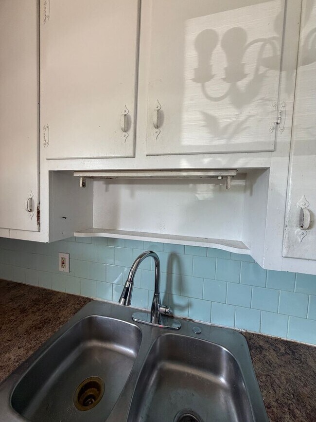 Building Photo - Large Home in Great Area