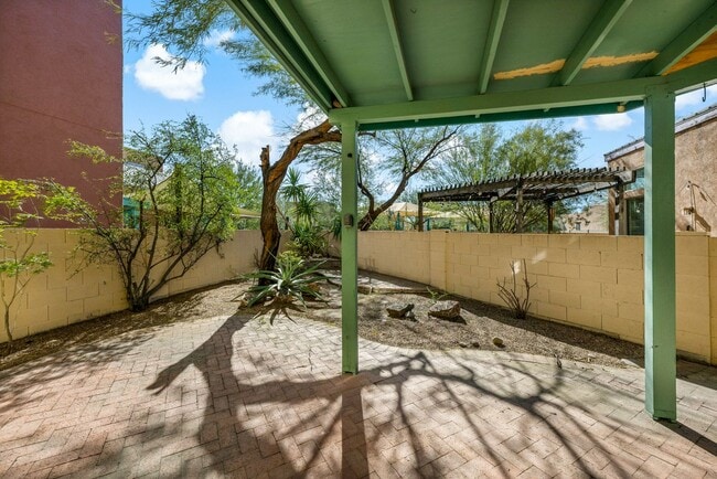 Building Photo - Paseo Estrella Gem at the base of Tucson icon A mountain! Minutes away from DownTown Tucson!