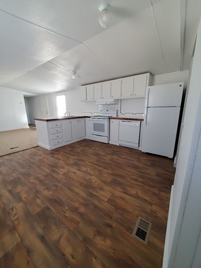 Building Photo - Ready to move in