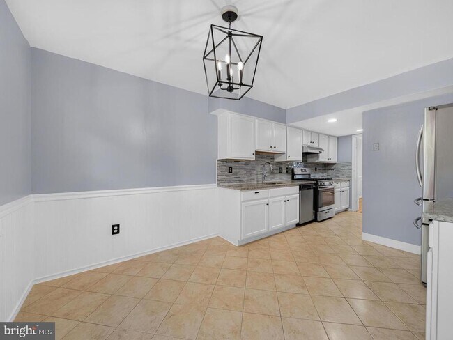 Building Photo - 15057 Cherrydale Dr