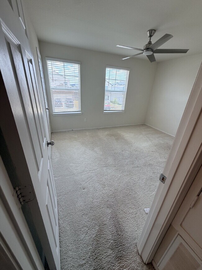 Building Photo - 631 Wild Olive Wy