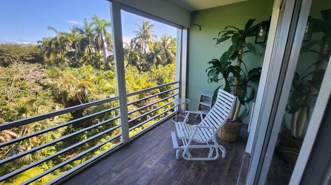 Building Photo - 700 NE 14th Ave