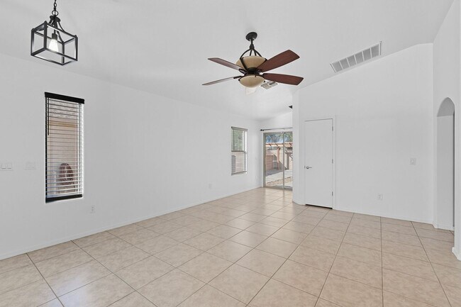 Building Photo - Bright & Inviting Tucson Home Near Davis-M...