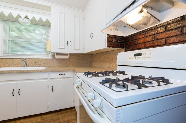 Building Photo - 2 Bed / 1 Bath in Tulsa! Ready Mid June!