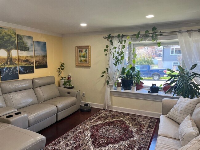 Building Photo - 94 Oakwood Ave