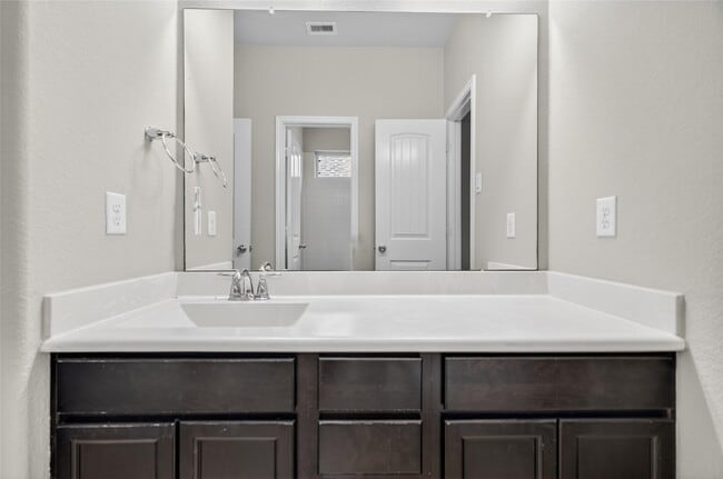 Building Photo - 2450 Garden Shadow Dr