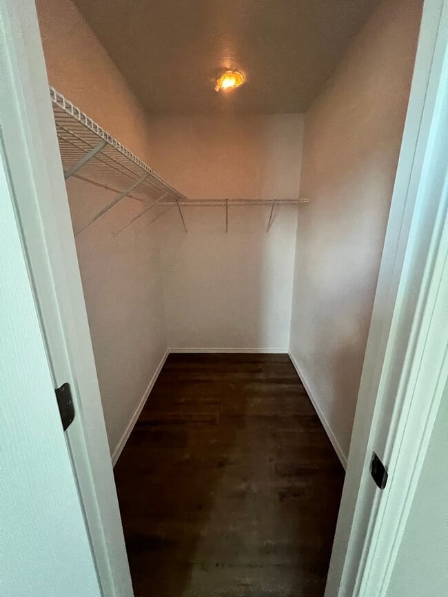 Building Photo - 690 E Garfield St