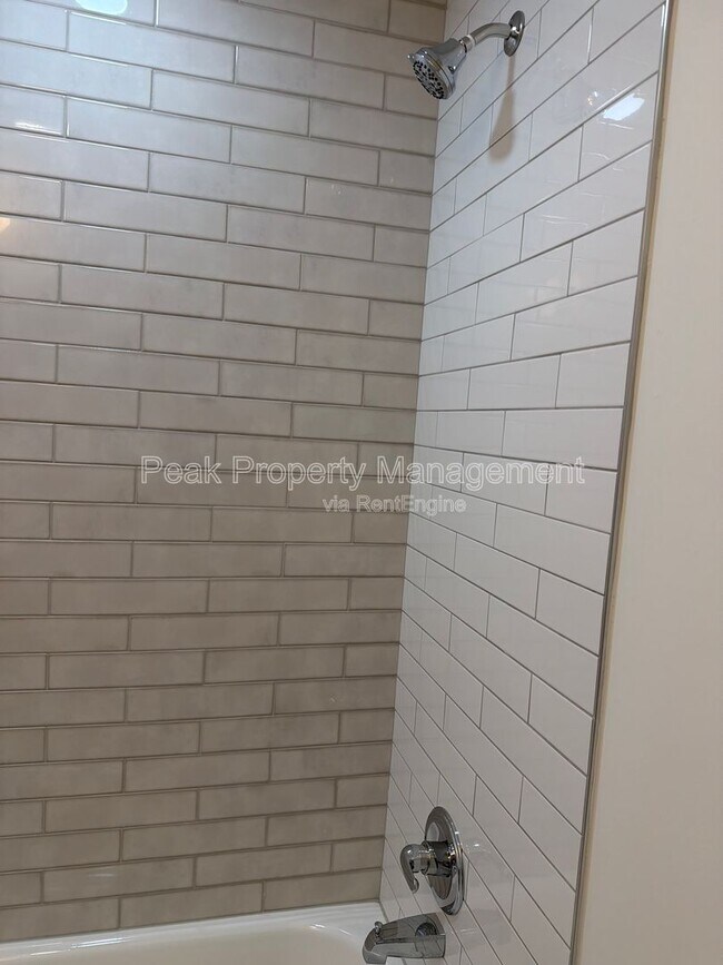 Building Photo - 3016 Parkwood Ave