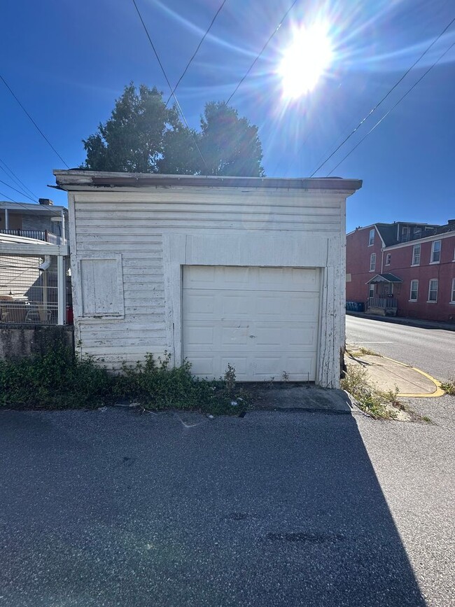 Building Photo - 1047 W Poplar St