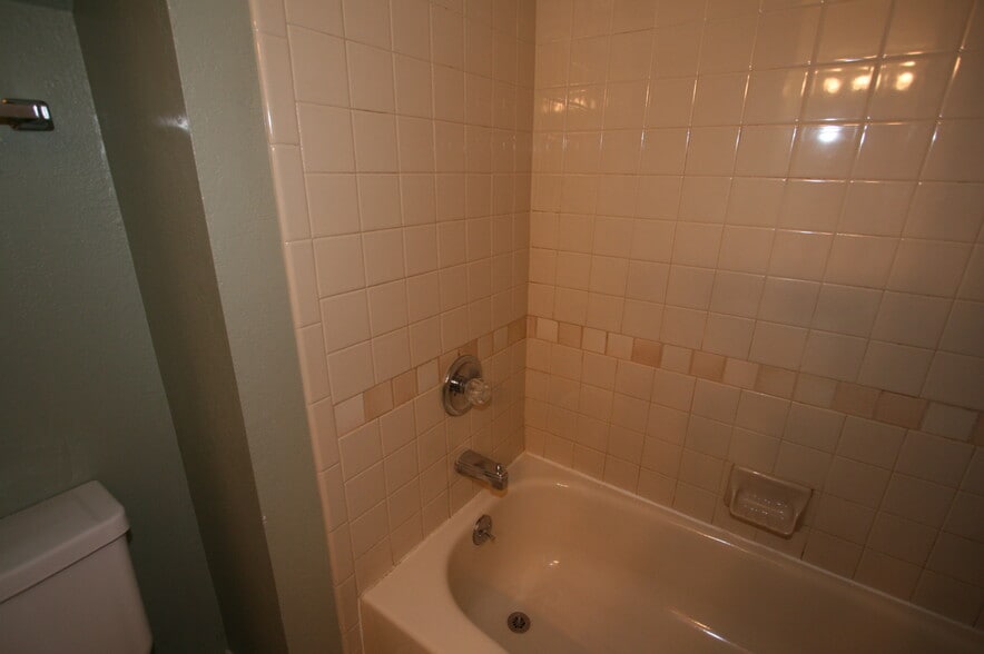 Tub/Shower - 2201 Pearl St