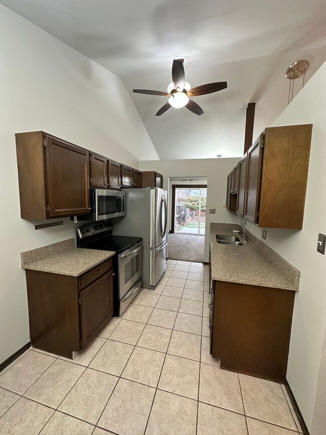 Building Photo - 2 BEDROOM 2 BATHROOM TOWNHOUSE WITH LOFT