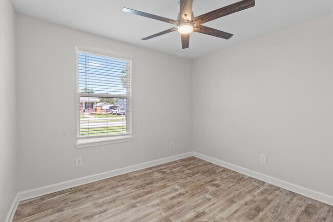 Building Photo - 310 N Bonita Ave