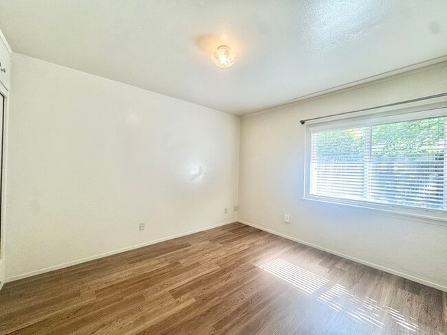 Building Photo - Single-story, spacious 2 bed condo, 1 bath...
