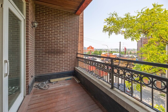 Building Photo - 2358 N Damen Ave