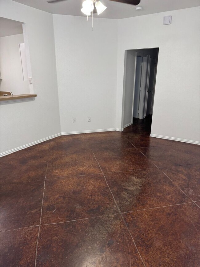 Building Photo - 521 Oakwood Ln