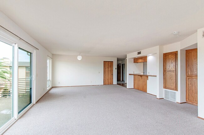 Building Photo - STUNNING BAY PARK 2BD/2BA CONDO WITH BAY V...
