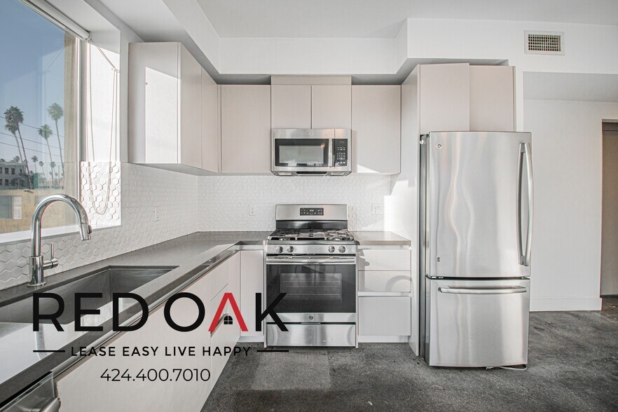 Building Photo - 453 S Kenmore Ave